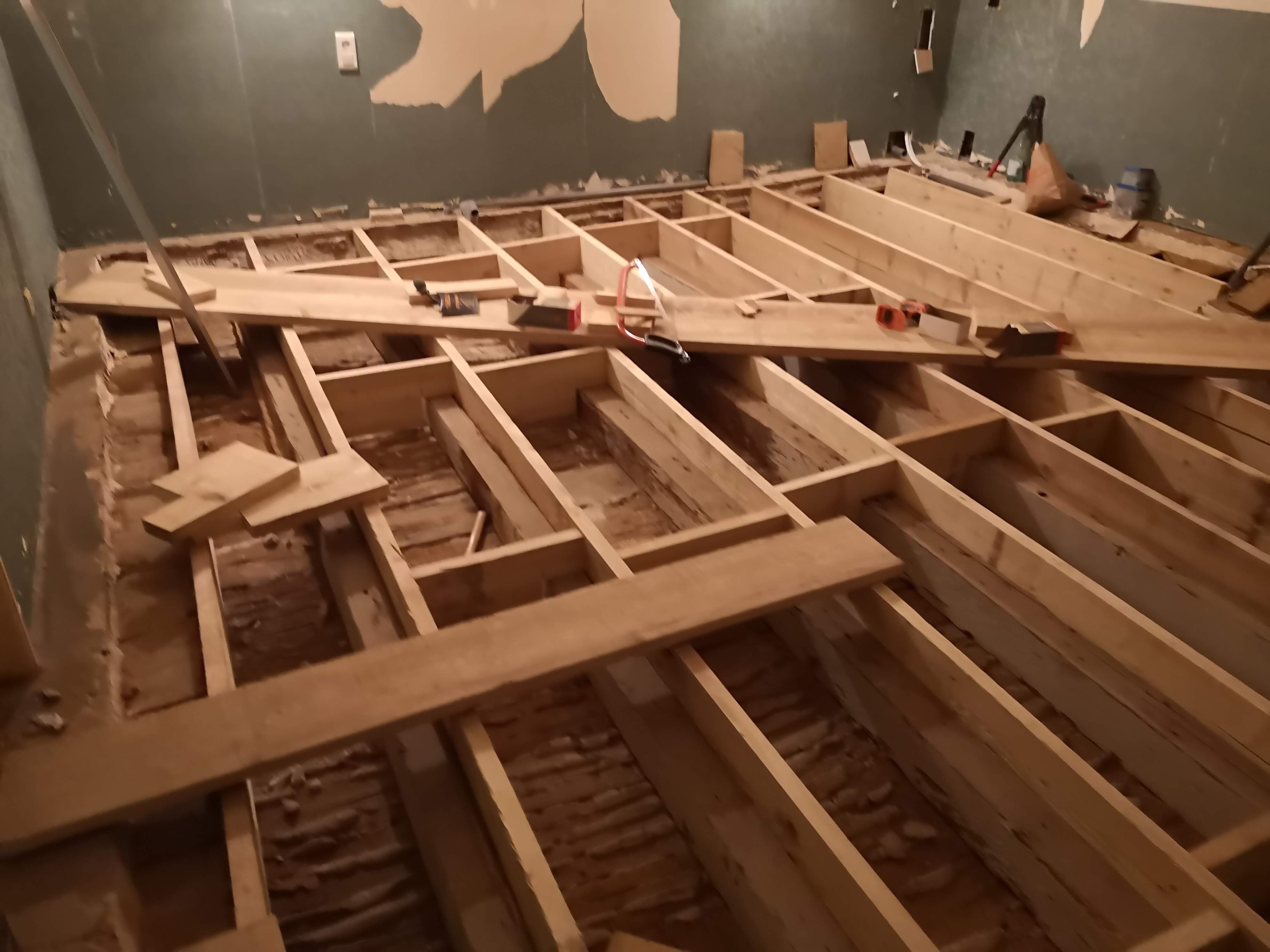 Reconstruction et renforcement d’un plancher avec nouvelles solives en bois