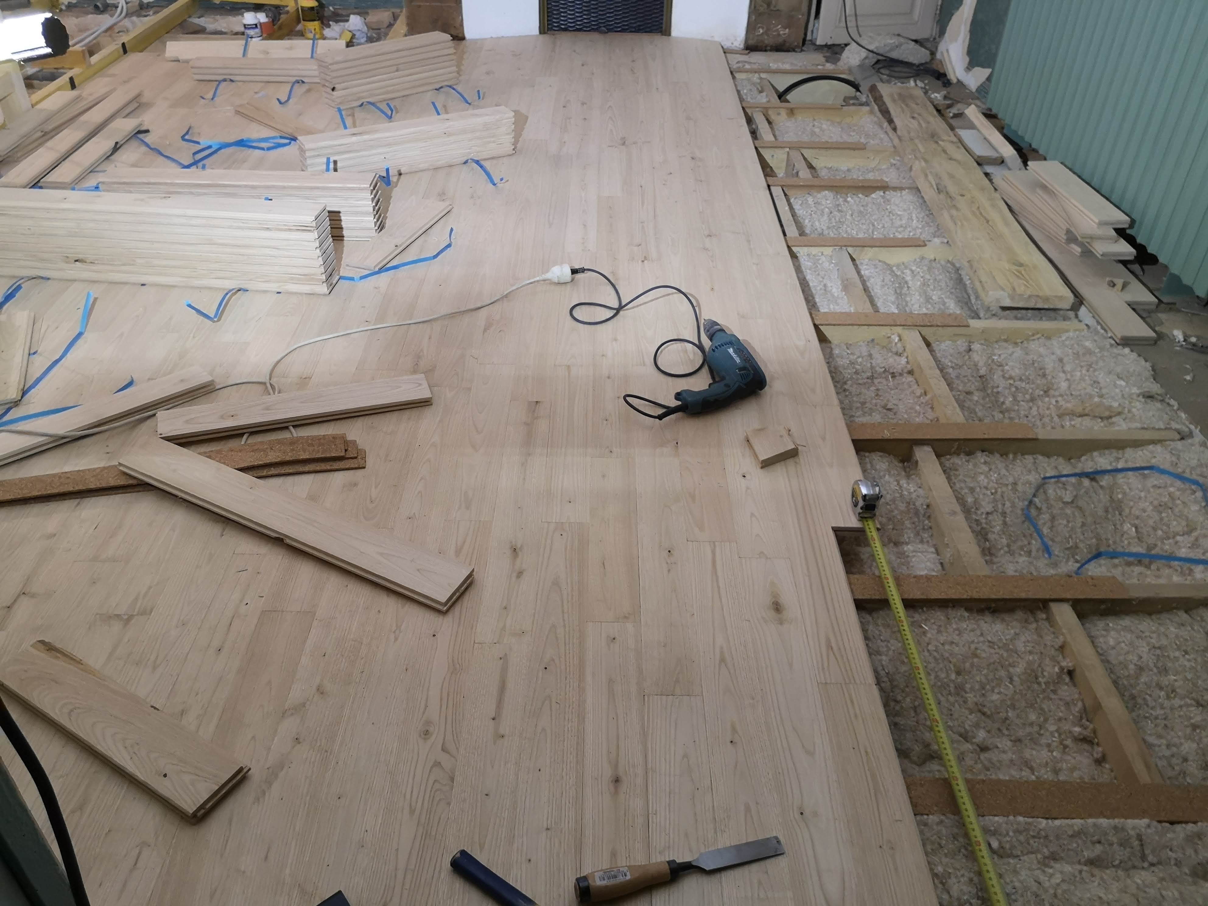Pose d’un parquet massif sur lambourdes avec isolation entre les éléments du plancher