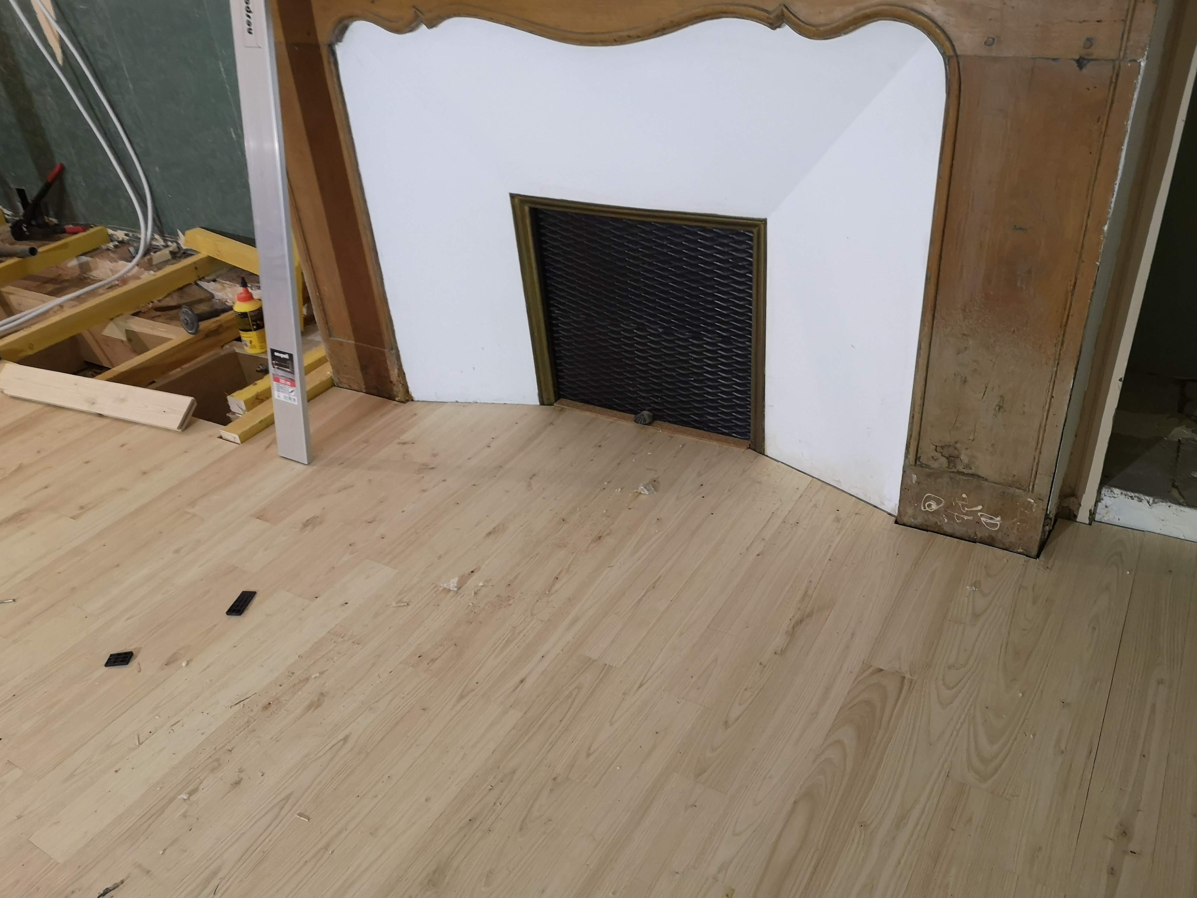 Pose d’un parquet bois autour d’une cheminée ancienne