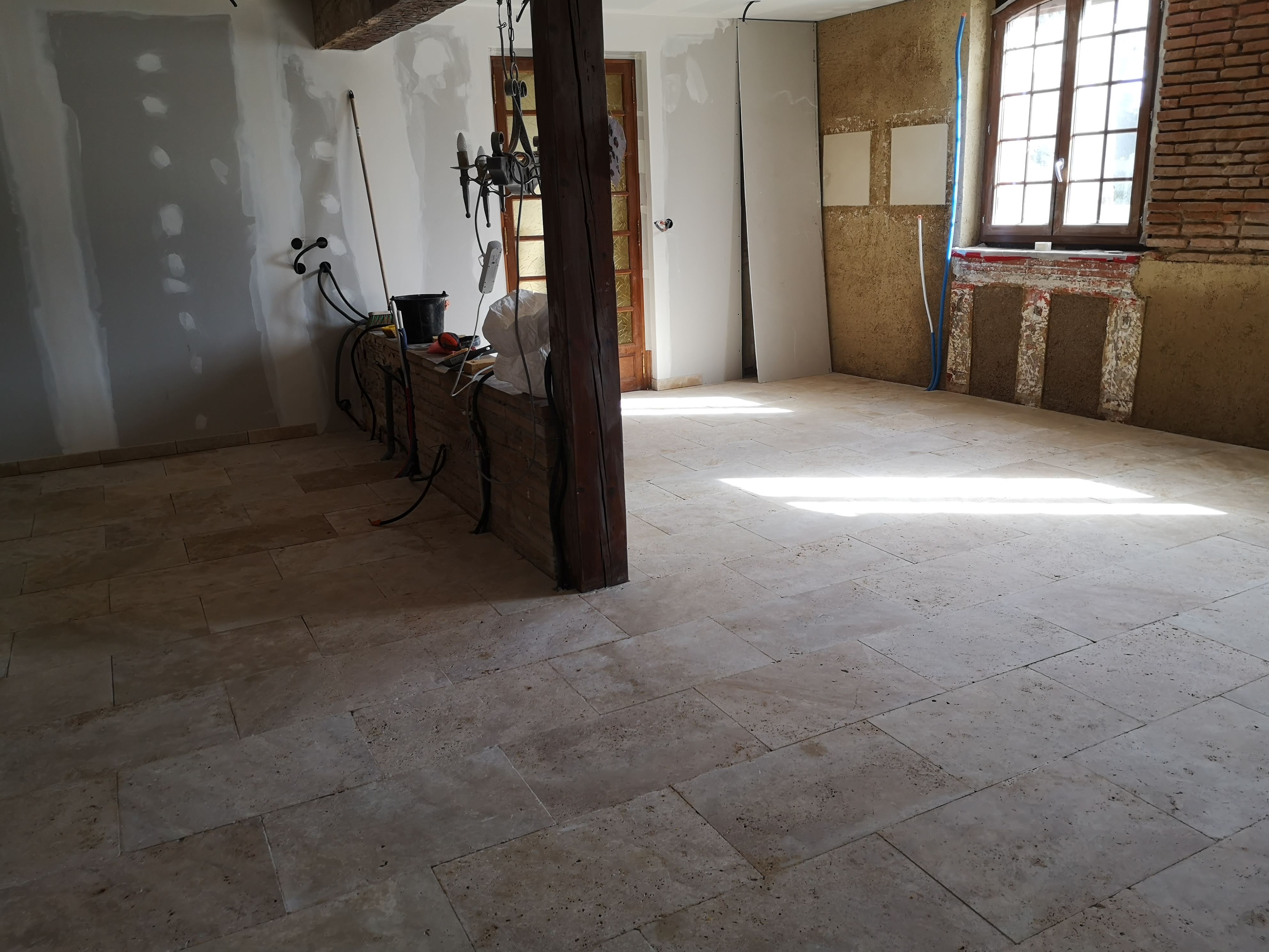 Rénovation intérieure avec sol en travertin, doublage et remise en état des murs