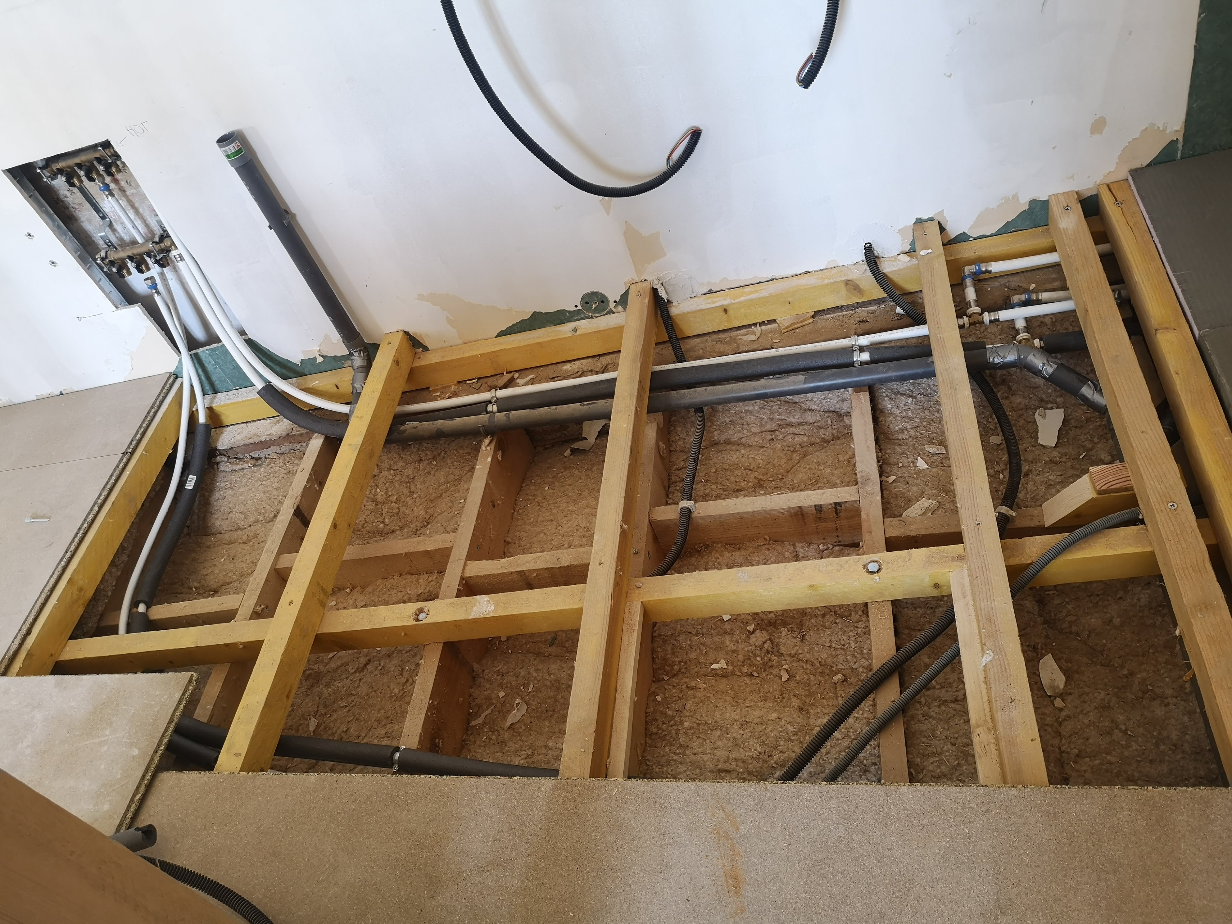 Passage des réseaux d’eau et d’électricité dans un plancher bois ouvert