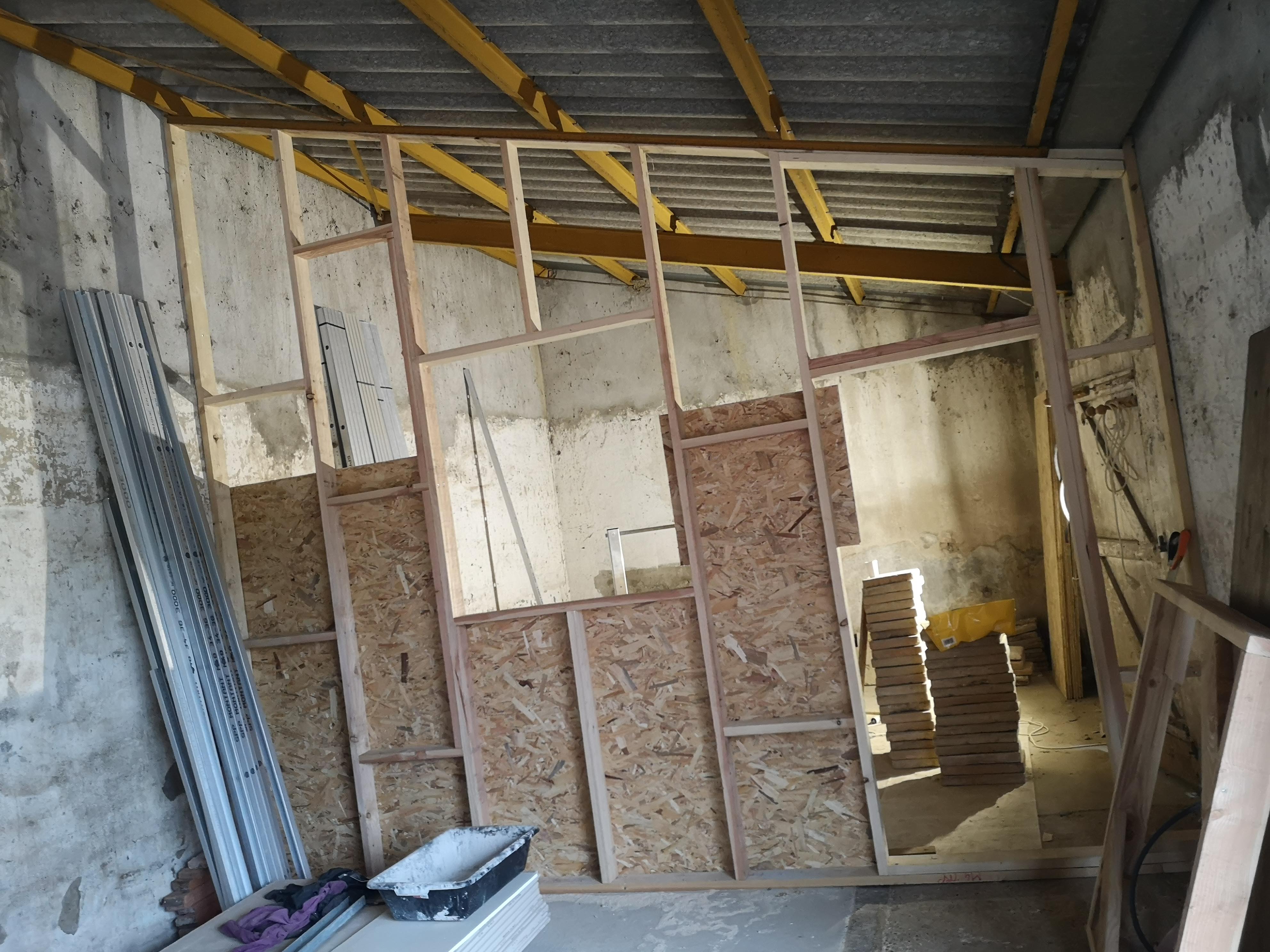 Construction d’une cloison et d’une ossature intérieure en bois