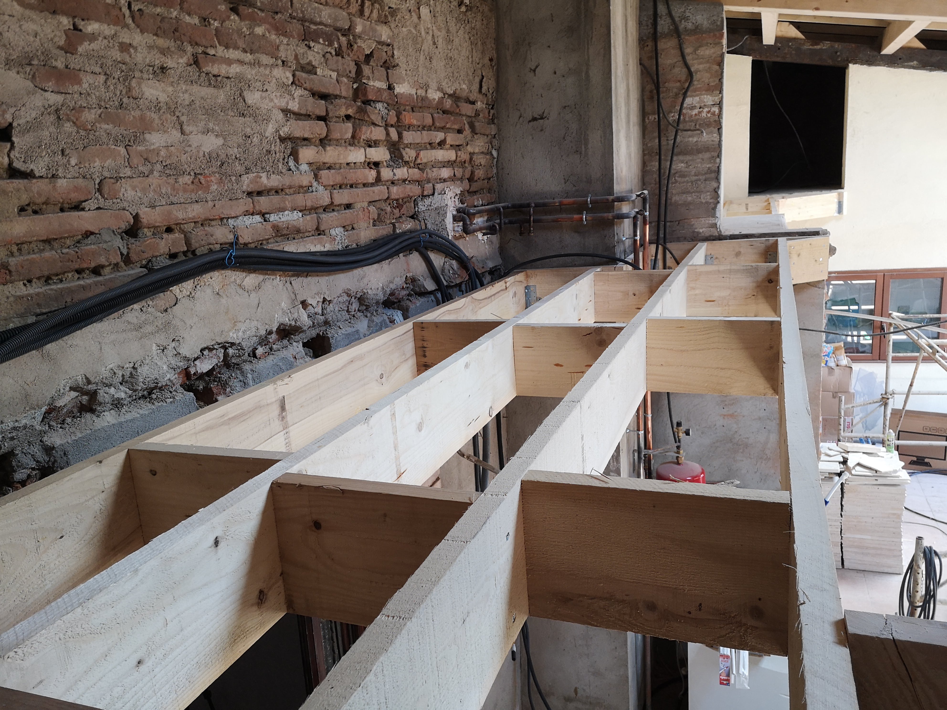 Création d’un plancher en solives bois dans une maison ancienne