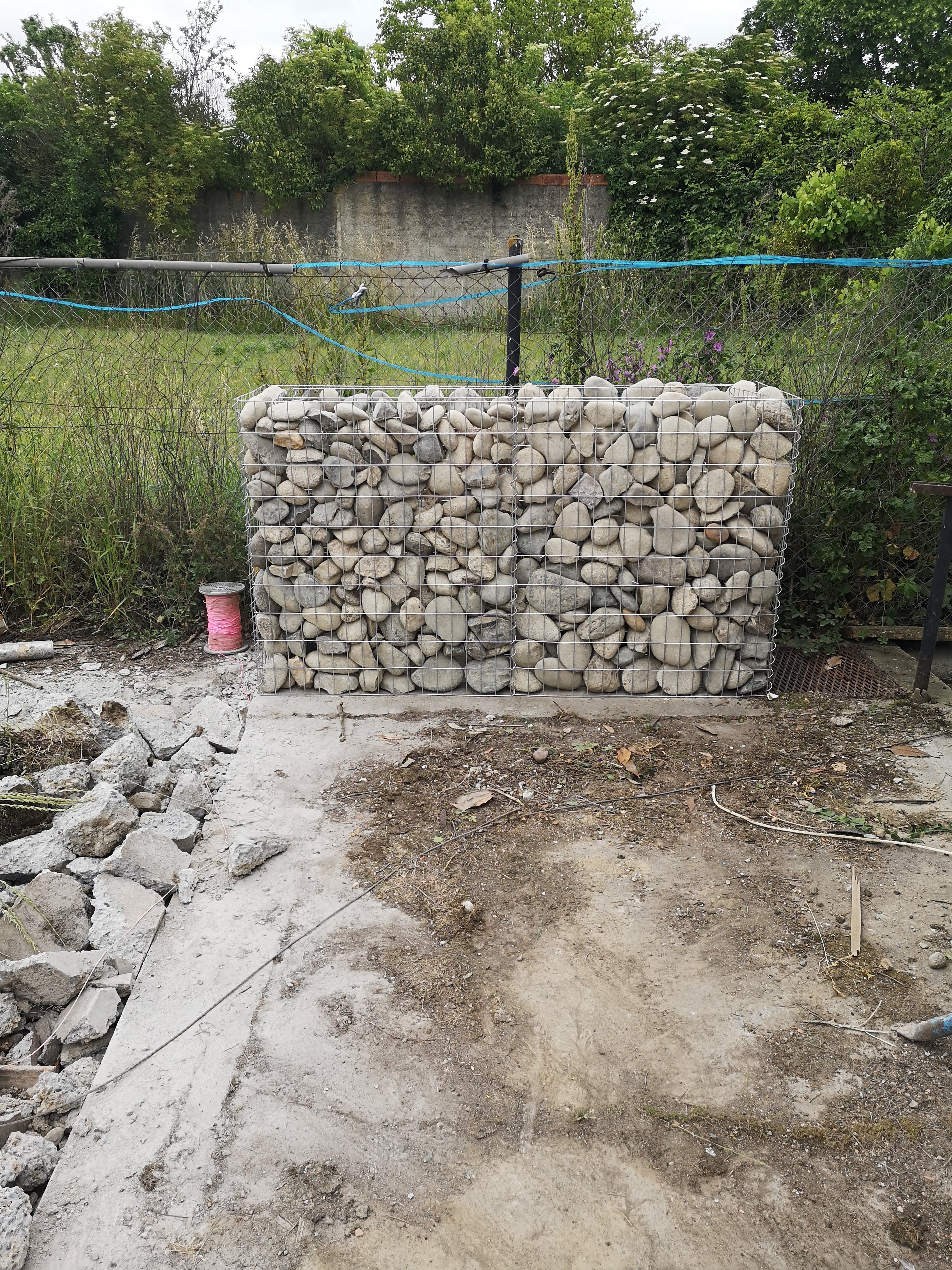 Construction d’un mur extérieur décoratif en gabions remplis de galets