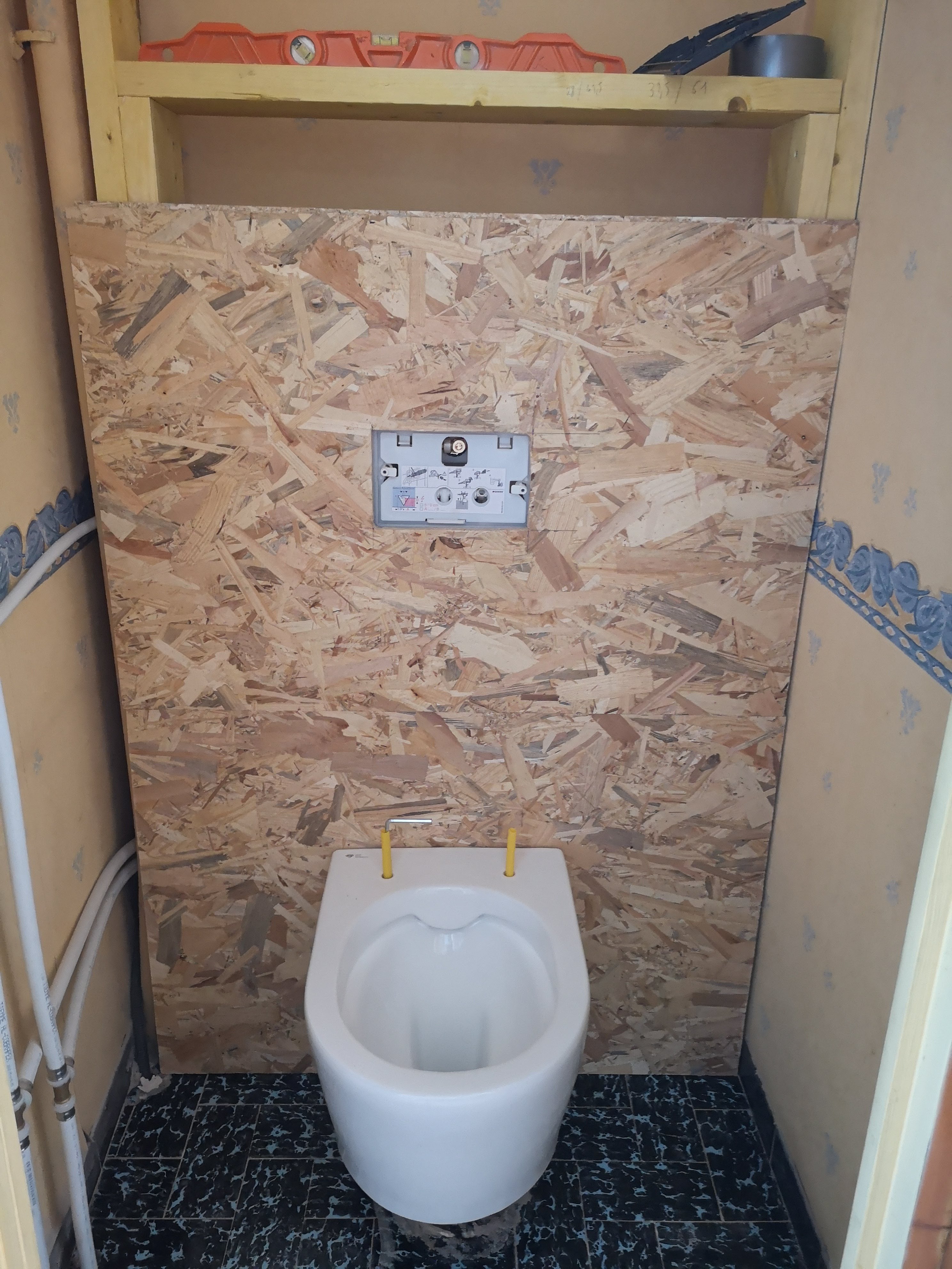 Création d’un habillage en panneaux OSB pour un WC suspendu