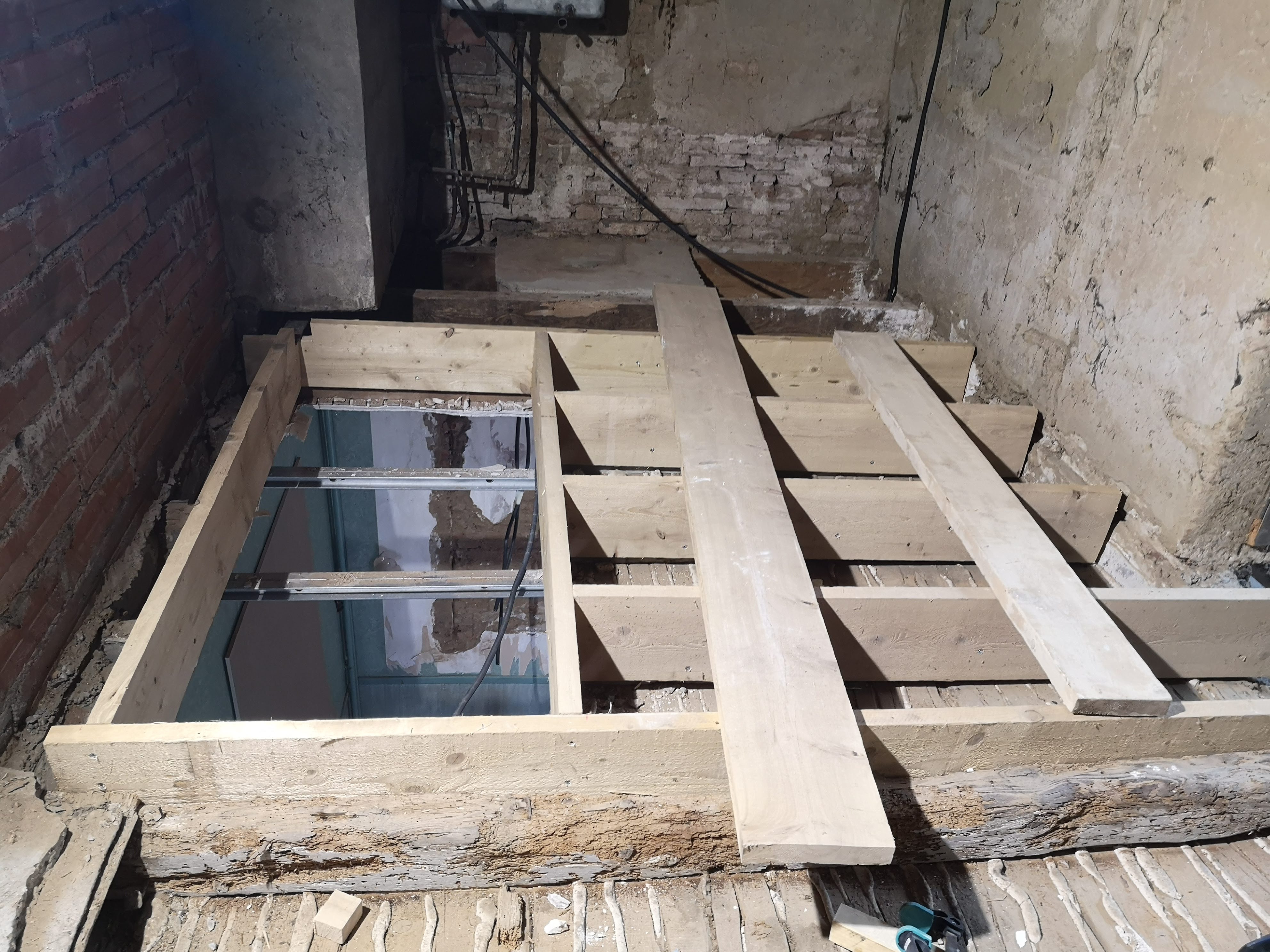 Création et renforcement d’une structure de plancher en bois dans une maison ancienne