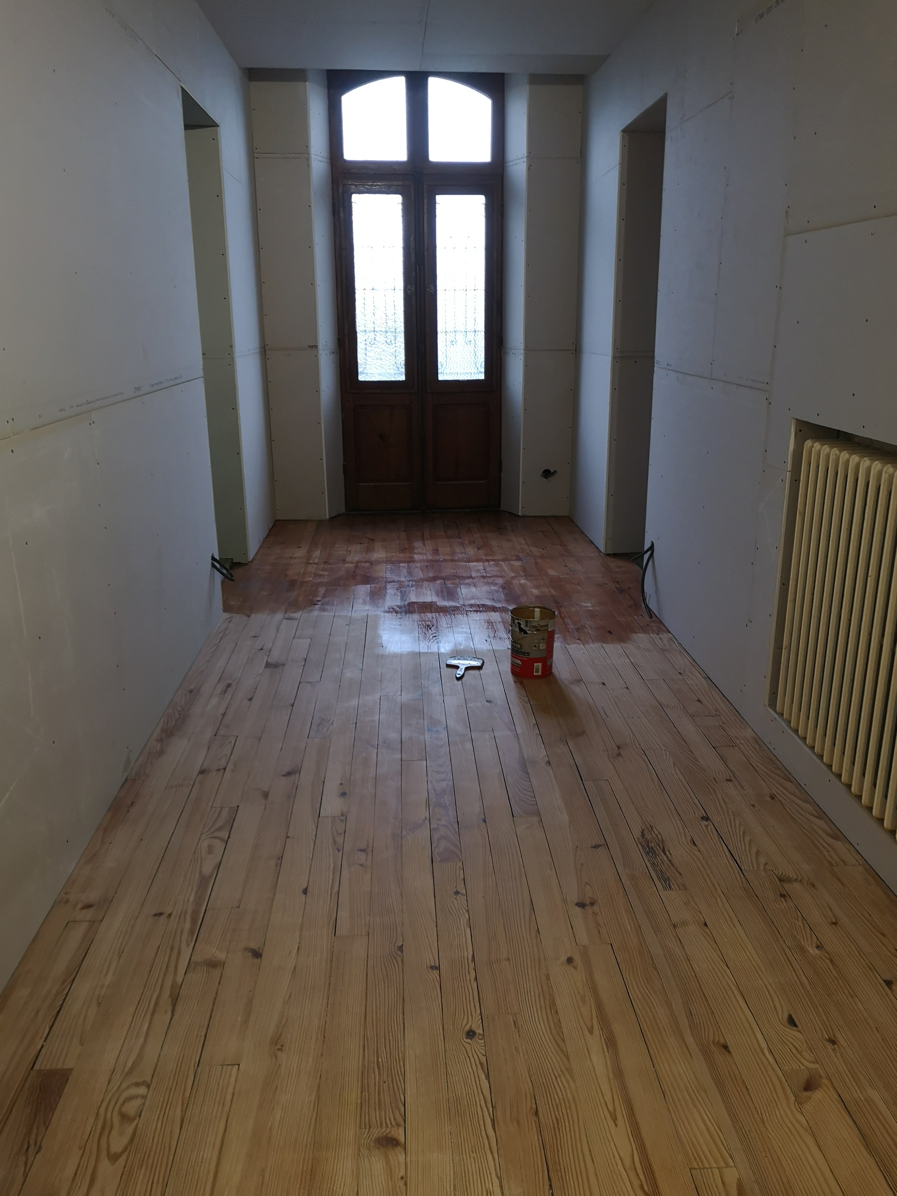Doublage d’un couloir en plaques de plâtre avec habillage des murs
