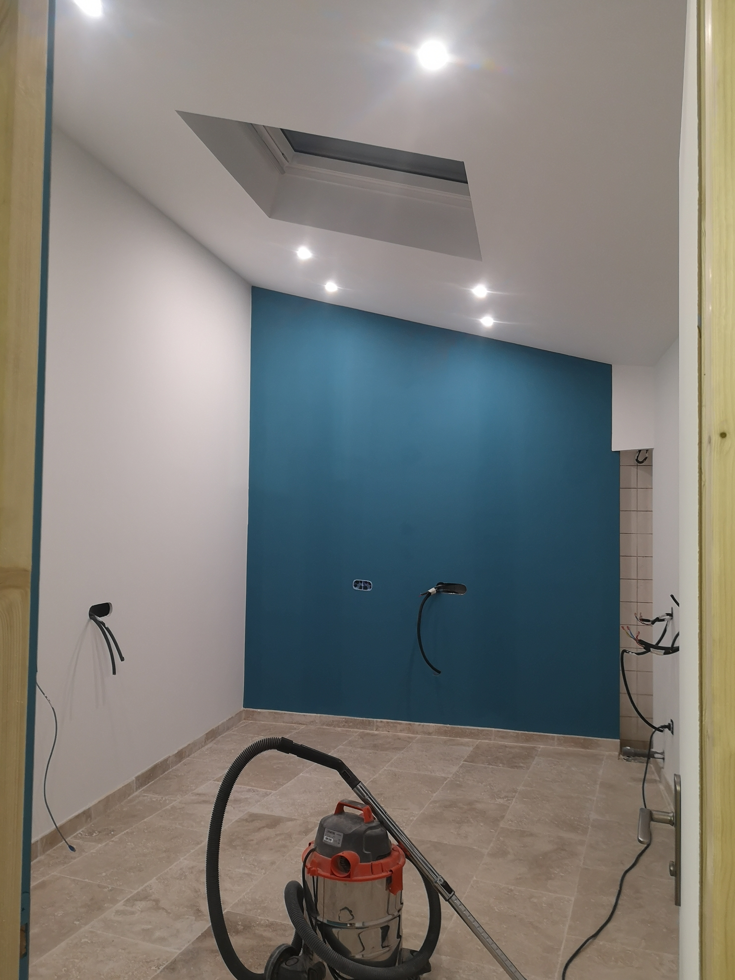 Aménagement d’une pièce mansardée avec plafond en plaques de plâtre et spots