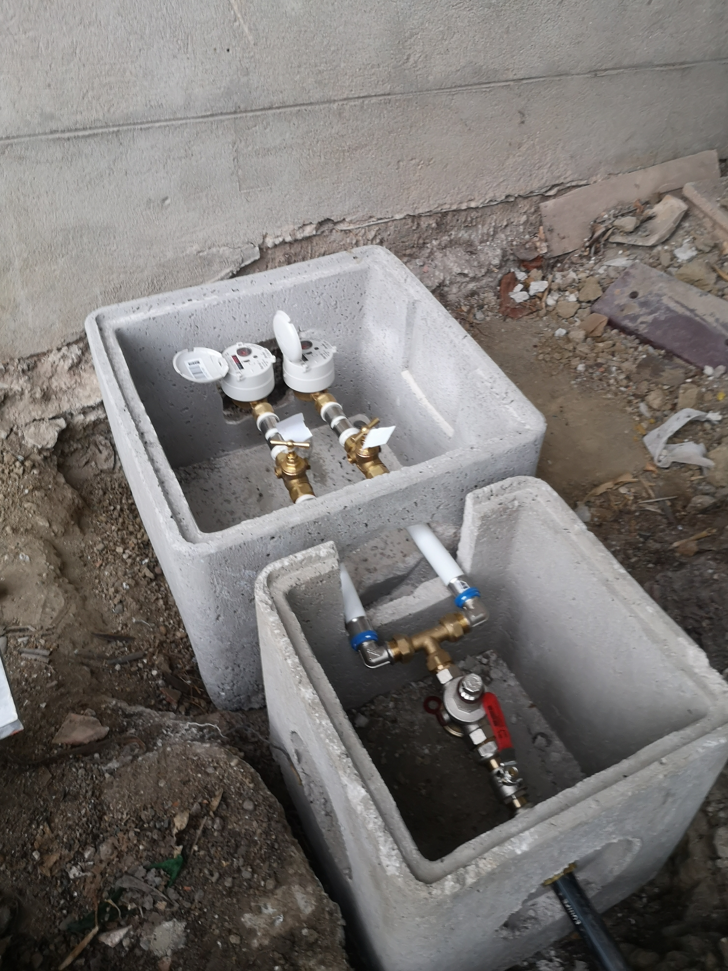 Installation de compteurs d’eau, vannes et raccordements en plomberie multicouche