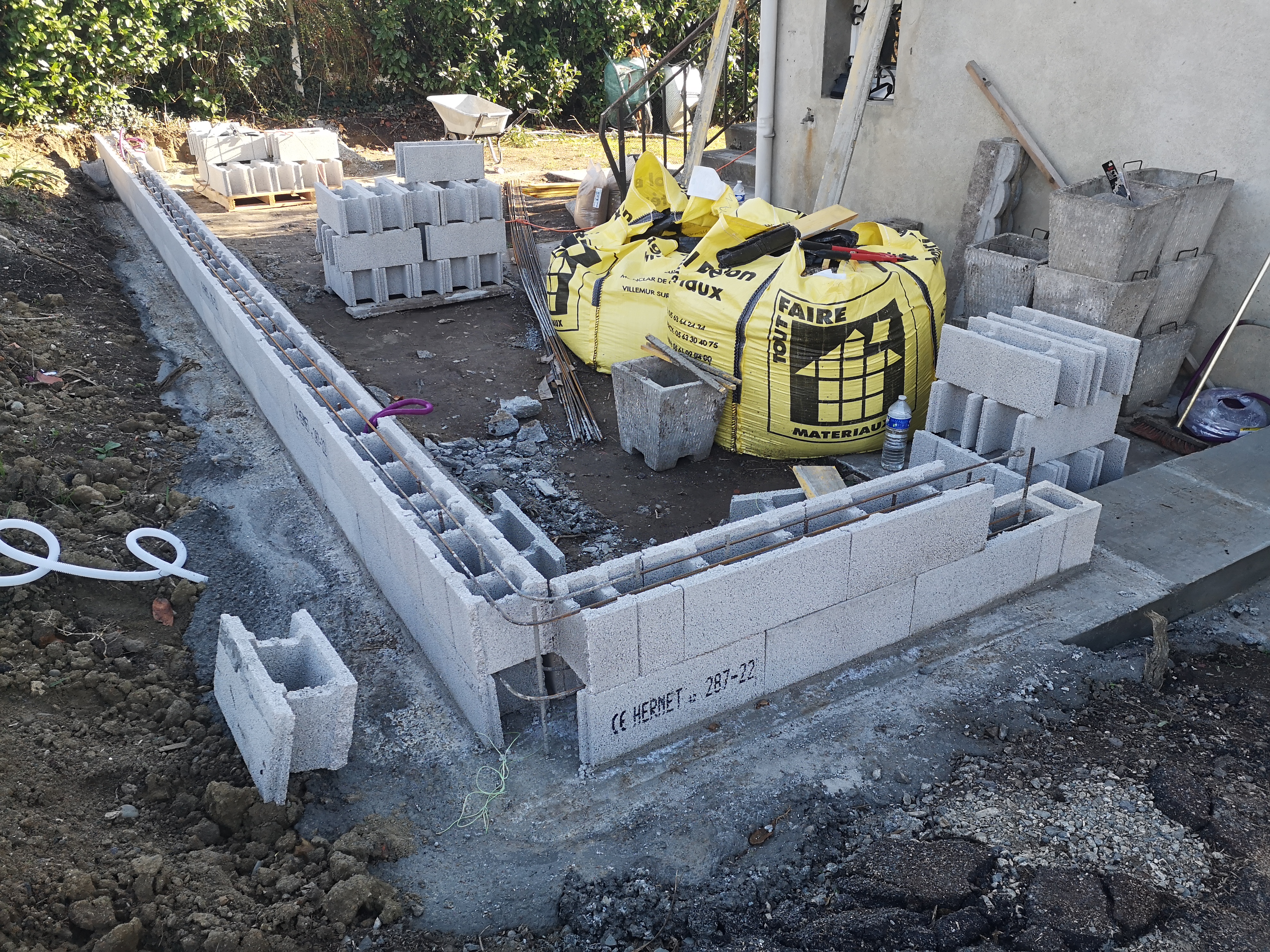 Construction d’un mur en blocs à bancher avec fondations et ferraillage
