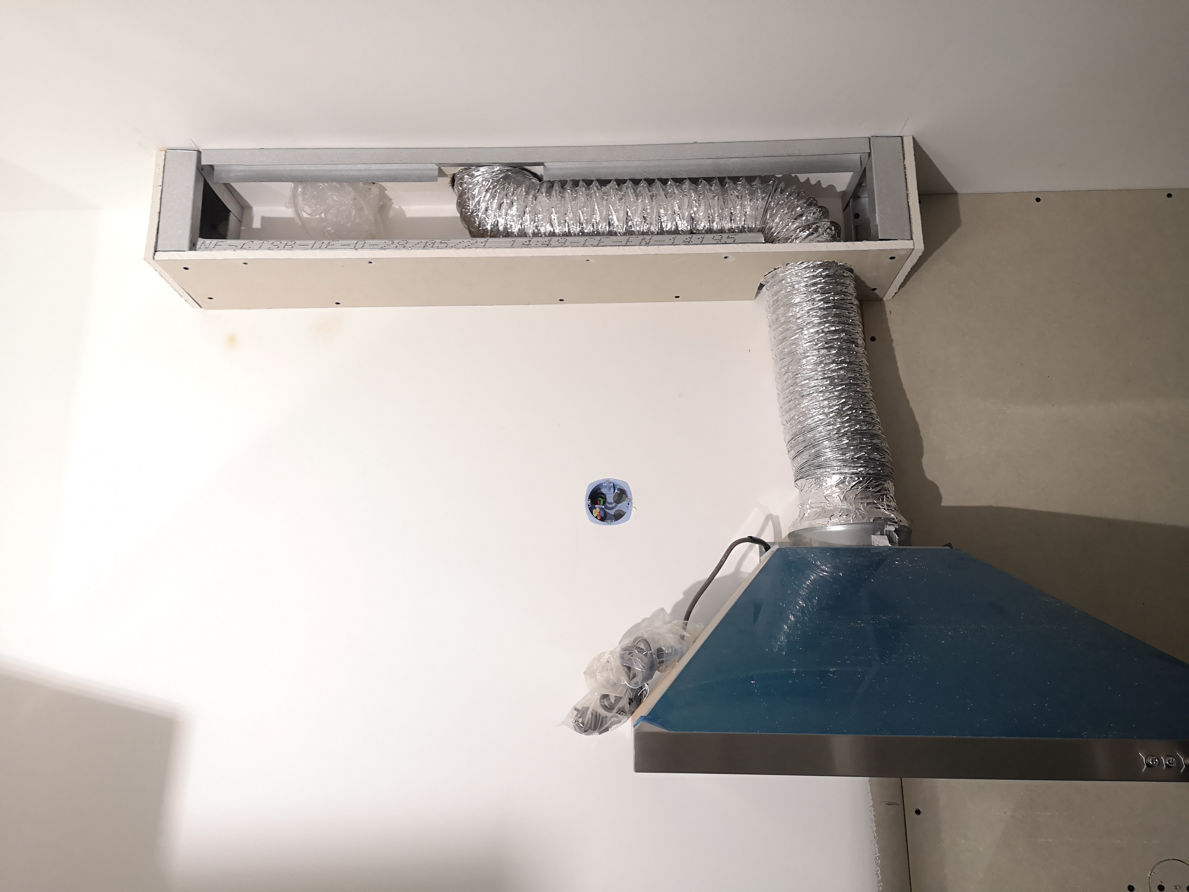 Création d’un coffrage en plaques de plâtre pour une gaine de hotte