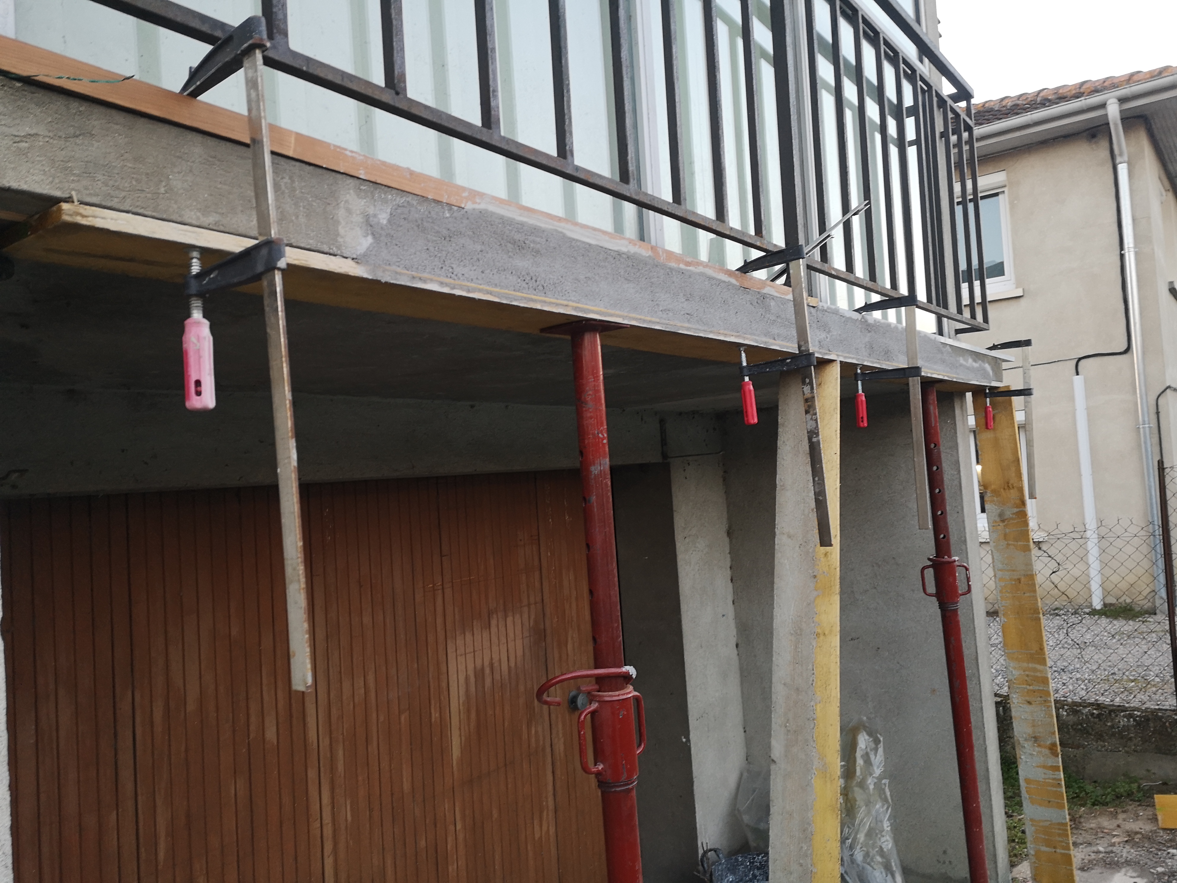 Reprise et étaiement d’un balcon en béton avant réparation