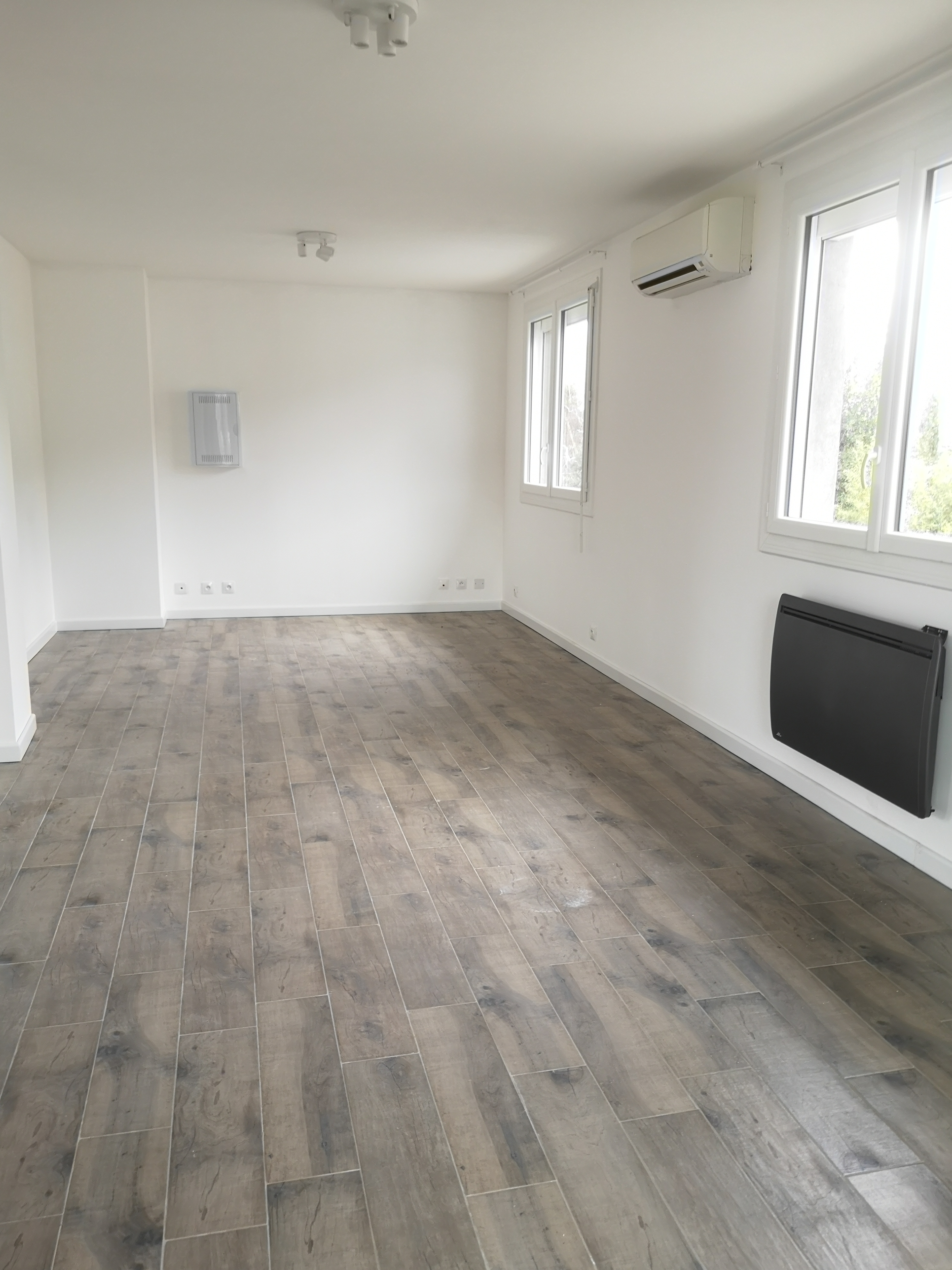 Rénovation d’une grande pièce avec peinture, électricité, chauffage et sol
