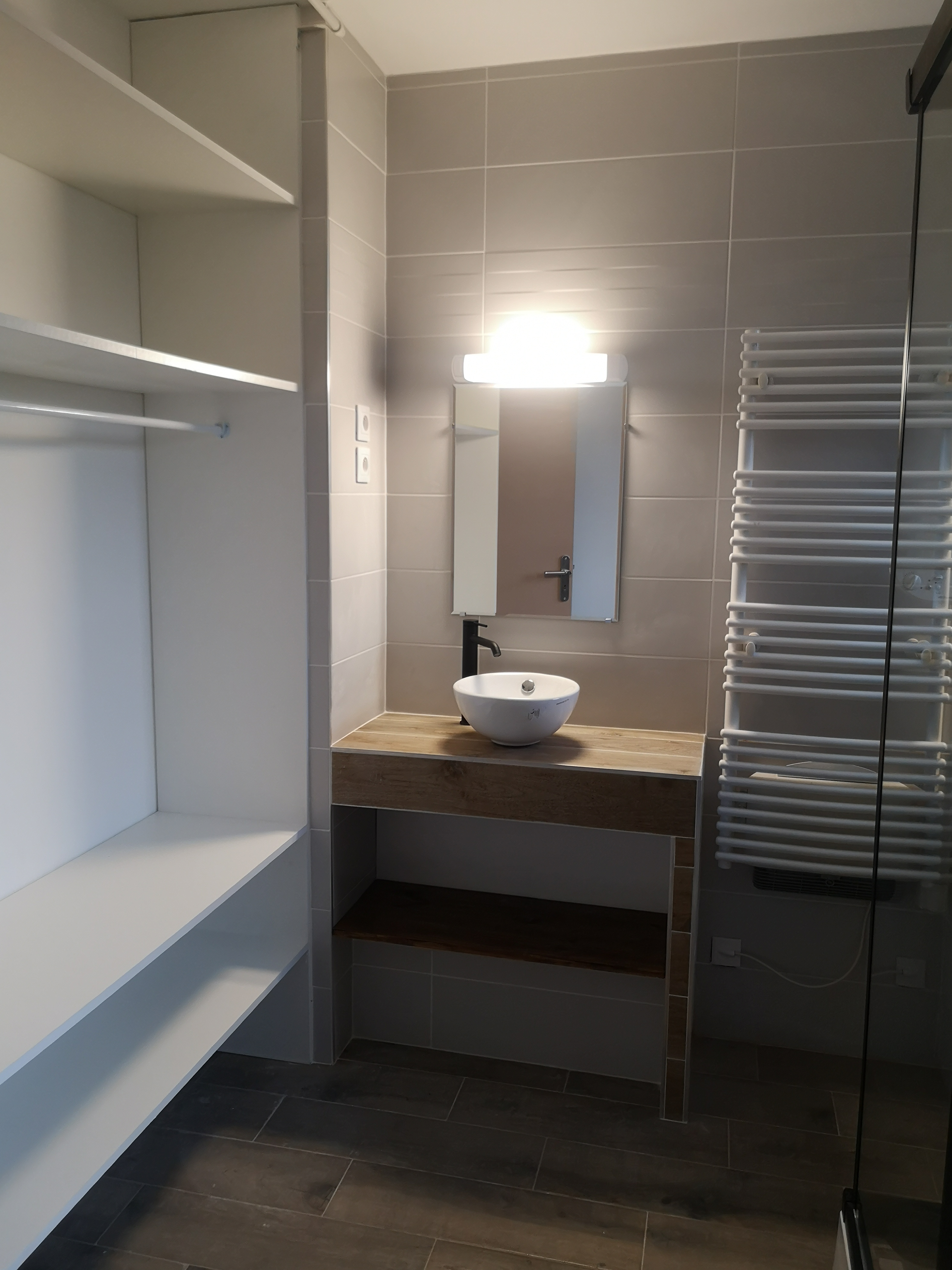Création d’une salle de bain avec meuble vasque sur mesure, carrelage et rangements
