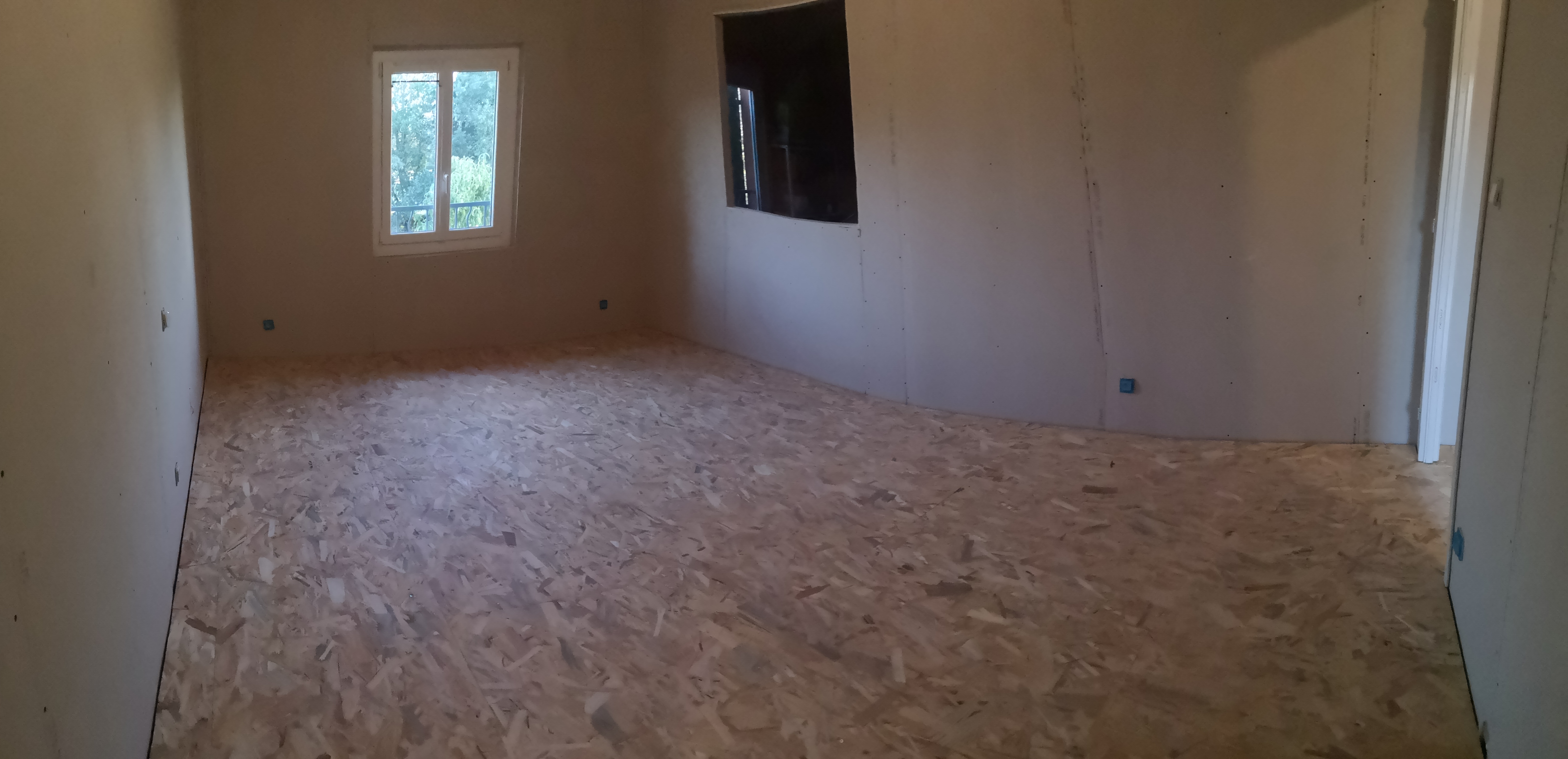 Création d’un plancher OSB et doublage intérieur en plaques de plâtre