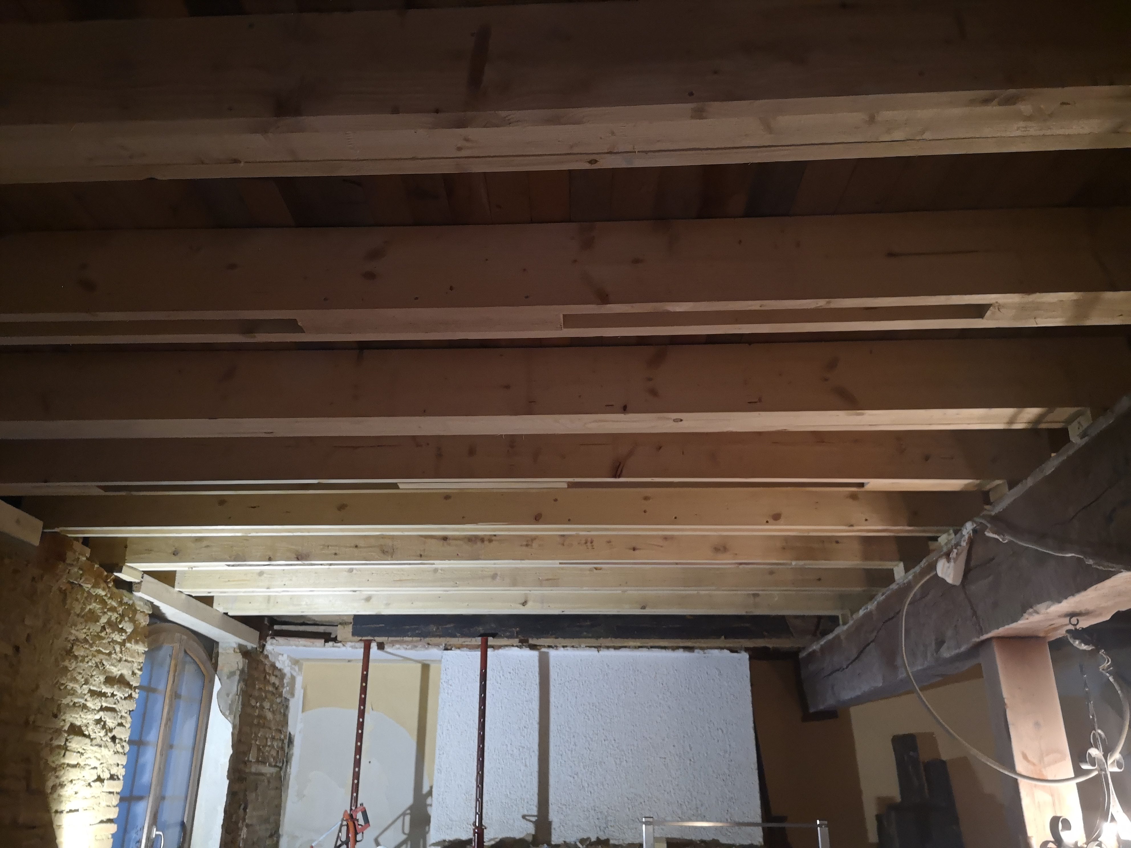 Renforcement d’un plancher ancien avec reprise et doublage des solives en bois